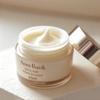 Pot de crème de jour protectrice posé sur un support en bois.